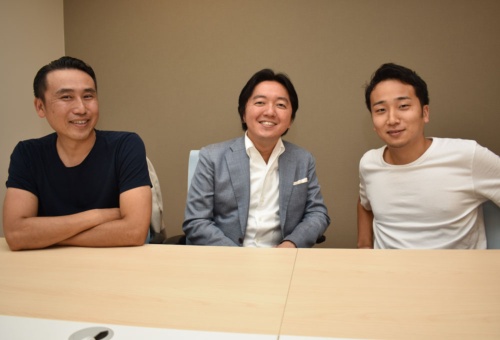 （左から）ヤフーの小澤、宮澤両常務執行役員とデリーの堀江社長