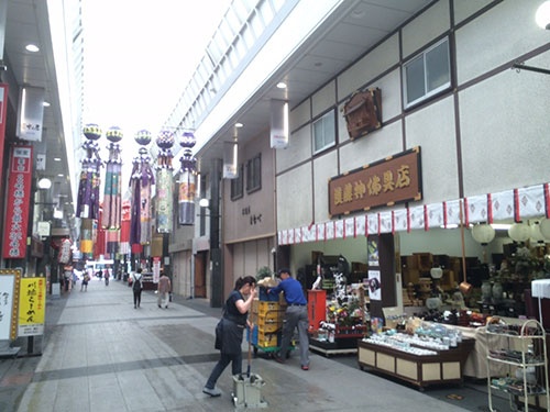 寺院に依存してきた仏具店がピンチ(仏壇・仏具店が並ぶ博多・川端通り商店街)
