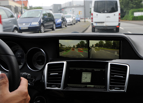 運転中のモニターの様子。距離が近いクルマは赤色で示される。白線を認識していることも分かる