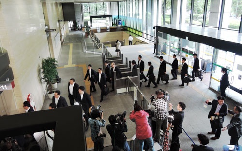 厚労省に調査に入る警視庁の捜査員(10月14日)