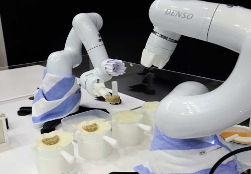 自動車部品メーカー、デンソーが出展した、餃子を作るロボット。将来、コンビニの店内調理で使われることを想定しているという（写真:つのだよしお/アフロ）