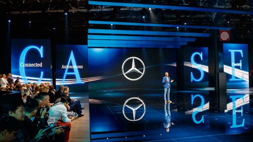 パリモーターショーで「CASE」について語る独ダイムラーのディーター・ツェッチェ社長