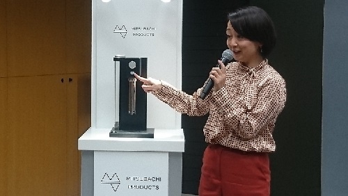 完成したチョコレートドリンクのマシンと、浦社長