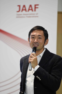 為末大氏。現役を引退してからもスポーツと社会をつなぐ様々な活動に取り組んでおり、東京マラソン財団のスポーツレガシー事業運営委員なども務めている