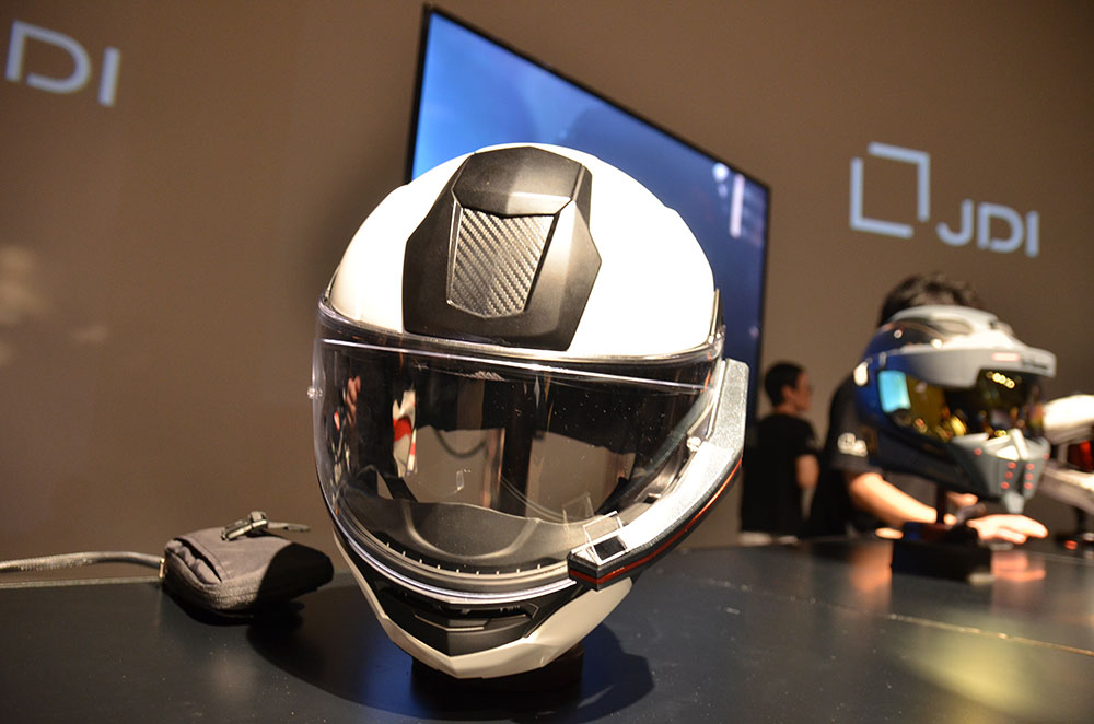 ヘルメットに外付けするディスプレーの試作品を披露