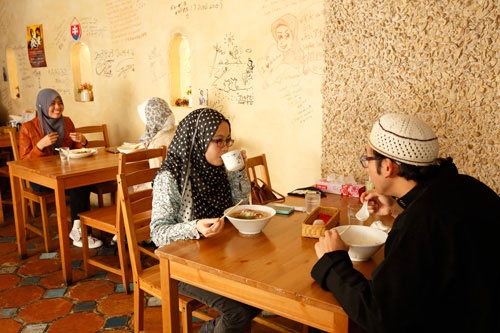 ムスリムが多く訪れる栃木県佐野市にあるラーメン店「日光軒」。店主の五箇大也氏は近隣にもノウハウを提供し、佐野市周辺ではムスリムがさまざまなジャンルの料理を楽しめるようになった。（撮影：村田和聡）