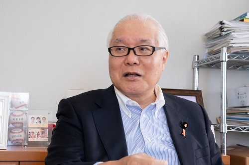 <b>武見敬三(たけみ・けいぞう)さん </b> <br>1951年、東京都生まれ。74年慶應義塾大学法学部政治学科卒業、76年同大学法学研究科修士課程修了。80年東海大学政治経済学部政治学科助手、87年助教授、95年教授就任。同年参議院議員に初当選し、現在4期目。84年~87年にはテレビ朝日CNNデイウォッチ、モーニングショーのキャスターを務める。2007年から2009年までハーバード大学公衆衛生大学院研究員。外務政務次官、参議院外交防衛委員長、厚生労働副大臣を歴任し、現在は自民党総務会長代理、国際保健医療戦略特命委員会委員長、日本国際交流センターシニア・フェロー等(写真:稲垣純也、以下同)