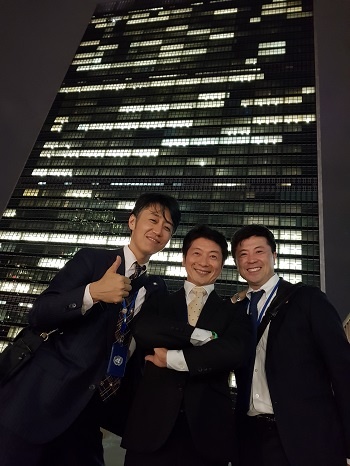 結核ハイレベル会合終了後に、政治宣言を取りまとめた立役者（左）と日本政府代表団員（右）と国連ビル前で。