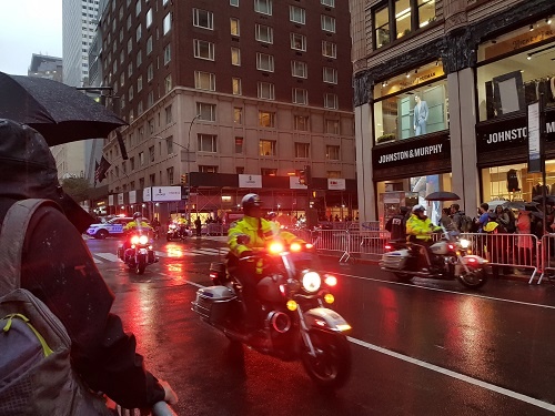 トランプ大統領が通過するための道路封鎖。護衛を含めて30台以上の車が通過し、30分以上に渡った。