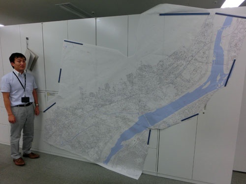 広島市では住宅地図を貼り合わせ、このような大型の地図を作った