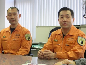 救助機動課長の高橋典之氏（右）と機動科学隊消防司令補の堤龍也氏