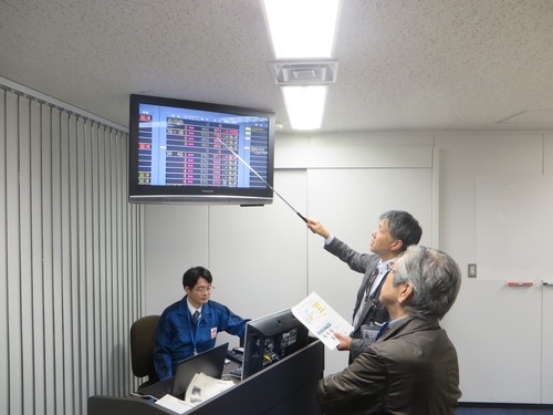 熱心に説明を聞く“防災の鬼”渡辺氏
