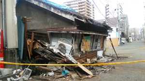 被災地のいたるところにこうした倒壊家屋がある