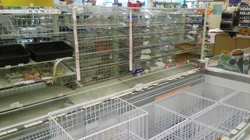 コンビニに水はかろうじてあったが食べ物はほとんどなし(15日夜のコンビニ)