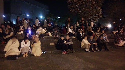 ホテル近くの公園の深夜2時過ぎの様子。朝までこの状態が続く