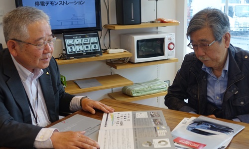 取材に対応してくれた三菱自動車国内営業本部国内企画部部長付の小野勉氏（左）