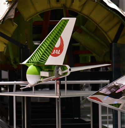 展示室の中央にある模型。垂直尾翼の下にある上下を緑と白で塗り分けられた丸い部分が後方圧力隔壁。その後ろに破壊した圧力隔壁の実物が展示されている