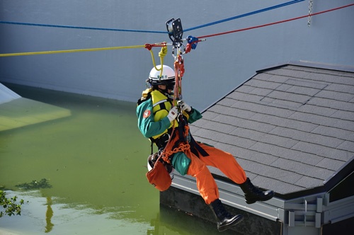 水難救助のデモンストレーションを行う女性隊員