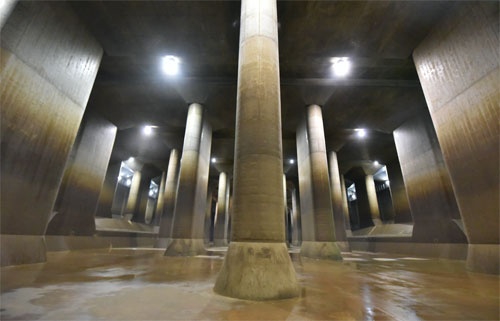 地下神殿の異名を持つ首都圏外郭放水路の調圧水槽