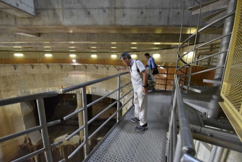 立坑を上からのぞく。側面にある穴が調圧水槽への取り入れ口