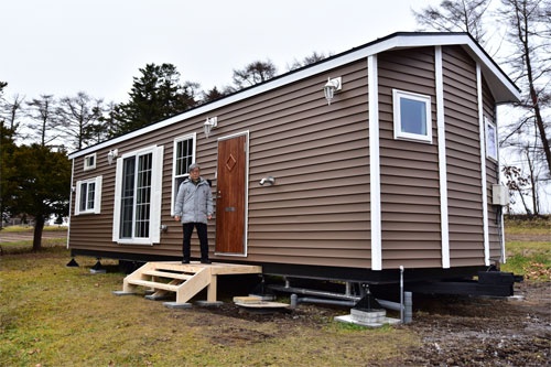 北海道安平町の被災者の戸別敷地内に設置したトレーラーハウス型応急仮設住宅