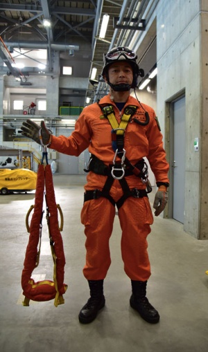 フル装備の田端氏。手に持っているのはサーバイバースリング。これで救助者を吊り上げる