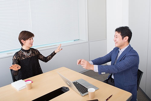 河合薫氏(左)にインタビューする入山章栄氏(右)(写真=稲垣純也、以下同)