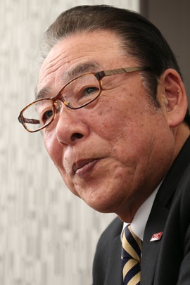 <b>矢部輝夫(やべ・てるお)氏</b><br/>合同会社おもてなし創造カンパニー代表<br/>前JR東日本テクノハートTESSEIおもてなし創造部長。東日本旅客鉄道「安全の語り部(経験の伝承者)」。1966年、旧・日本国有鉄道入社。以後、電車や乗客の安全対策を専門として40年勤務し、安全対策部課長代理、輸送課長、立川駅長、運輸部長、指令部長の職を歴任。2005年、鉄道整備株式会社(2012年に株式会社JR東日本テクノハートTESSEIへ社名変更)取締役経営企画部長に就任。2011年に専務取締役、2013年同退任、おもてなし創造部長(嘱託)。2015年、同顧問を経て退職、合同会社「おもてなし創造カンパニー」を設立、現職。