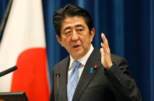 安倍首相は2014年11月、消費増税の延期について信を問うべく衆院を解散した(写真:AP/アフロ)