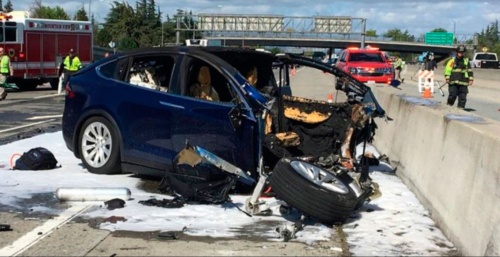 3月23日にカリフォルニア州で発生したテスラ車両の事故現場（写真提供：KTVU/AP/アフロ）