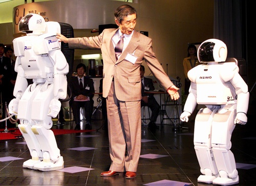 2000年に公式発表された人型ロボット「ASIMO」。中央は当時のホンダ社長の吉野浩行氏。ASIMOも和光研究センターの成果である(写真:AFP/アフロ)