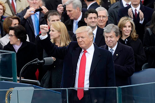 米首都ワシントンの連邦議会議事堂前で、新大統領としての宣誓を行ったドナルド・トランプ氏（写真：Abaca USA/アフロ）