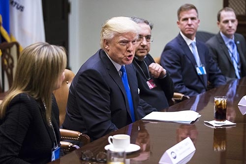 1月24日、トランプ米大統領は、ホワイトハウスでゼネラル・モーターズなど米自動車製造大手3社のトップと会談した。自動車製造大手のトップは、ドル高是正を政権に求めたとみられている。(写真:代表撮影/UPI/アフロ)