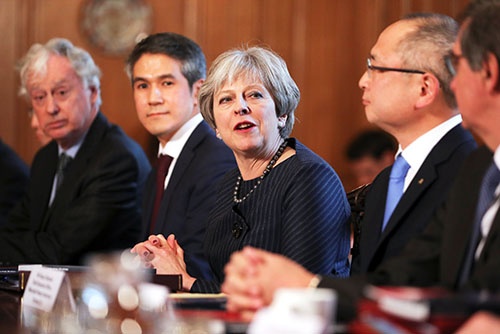 英国のメイ首相は2月8日、日立製作所、日産自動車、トヨタ自動車といった在英日本企業の幹部とロンドンの首相官邸で意見交換を行った。EU（欧州連合）離脱にともなう日本企業の不安をやわらげるのが狙いだ。（写真：代表撮影／ロイター／アフロ）