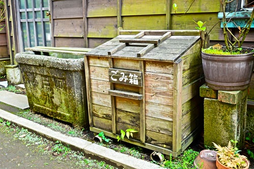 1964年の東京五輪が開催される前までは、東京の各家の前にはこのような大型のごみ箱（コールタールを塗った木製やコンクリート製など）が設置されていた。五輪を機に美観を損ねるとして「ゴミ箱追放運動」が起こり、プラスチック製のフタ付きのバケツが普及していったという。（写真：PIXTA）