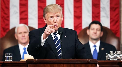 トランプ大統領の就任後初の施政方針演説は、基本政策は不変で新味に乏しかった。しかし「大統領らしく穏当な内容だった」と評価されたためか、株価は大幅高となった。(写真:代表撮影/UPI/アフロ)