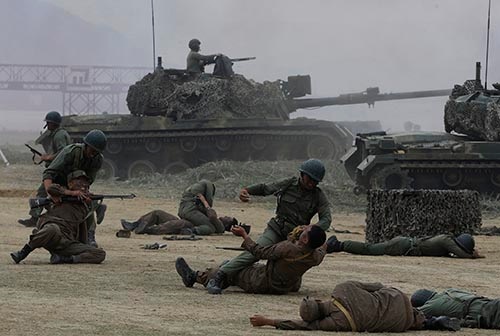 昨年9月、66年前の朝鮮戦争における洛東江（ナクトンガン）での北朝鮮軍との戦いを再現した韓国陸軍。（写真：AP／アフロ）