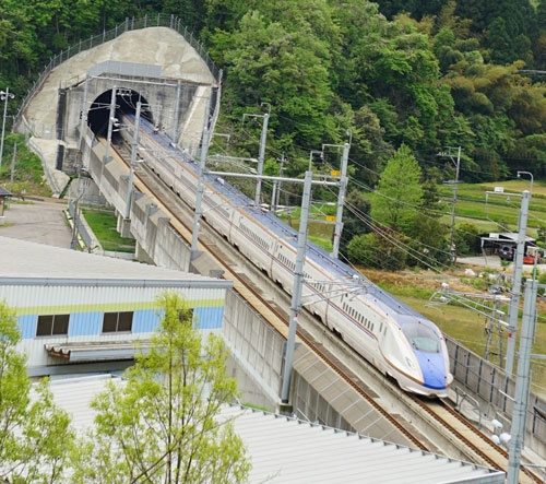 2015年3月の金沢への延伸開業から1年が経過し、消費者の関心が薄れてきたほか、中国など新興国のインバウンド消費の陰りもあり、「北陸新幹線効果」への期待値は下落した