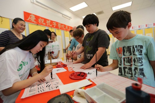 孔子学院は世界に広がっている。写真は孔子学院設立10周年記念の2014年9月27日、米サンフランシスコ州立大学孔子学院で、学生たちが漢字を学ぶ様子（写真=新華社/アフロ）