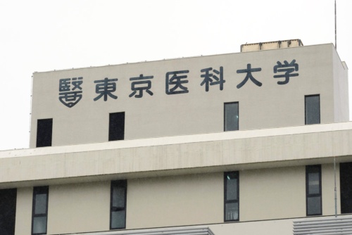 女子と3浪以上の男子受験者の合格者数を抑制していた東京医科大学。しかし……（写真=AP/アフロ）