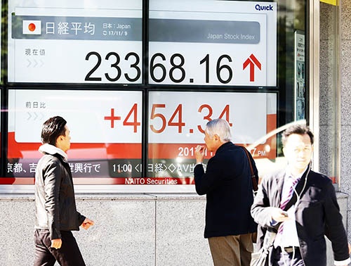 11月9日、日経平均株価は約26年ぶりに一時、2万3300円台に乗せた。（写真：つのだよしお/アフロ）