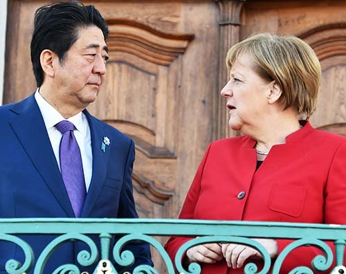 2016年5月、独ベルリンで日独首脳会談をした折の安倍晋三首相とドイツのメルケル首相。日本がドイツから学ぶべきことはたくさんある。（写真：picture alliance/アフロ）