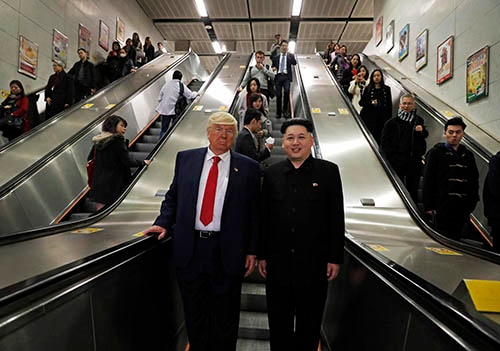 2017年、世界はドナルド・トランプ米大統領と、北朝鮮の金正恩朝鮮労働党委員長の言動を注視した。※ 写真はそっくりさん （写真：AP/アフロ）
