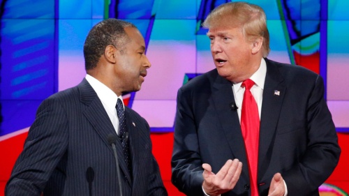2015年12月15日、米国の大統領選で、共和党候補の指名争いを繰り広げる元神経外科医のベン・カーソン氏（左）と不動産王ドナルド・トランプ氏（右）　（写真＝AP／アフロ）