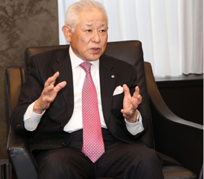 1952年生まれ。1976年埼玉大学理工学部卒業。新卒入社1期生としてアフラックに入社。1999年に執行役員、2002年に上席常務執行役員、2005年にCAOJ(Chief Administrative Officer for Japan)を兼任。2012年に専務執行役員となり、2015年1月より現職
