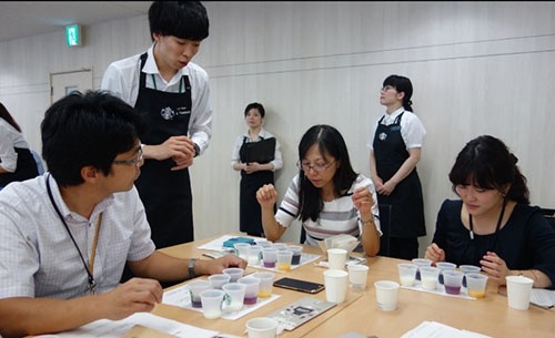 プレミアムフライデーにはさまざまなイベント開催。8月はスターバックスコーヒーから講師を招きコーヒー講座を開いた