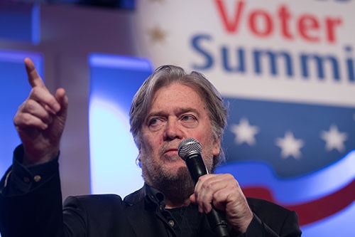 バノン氏が掲げた政策がプアホワイトの琴線に触れ、トランプ氏を大統領の座に就かせたとされる(写真:ユニフォトプレス)