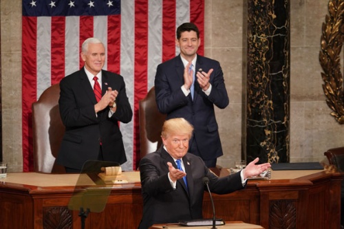 議員席に向かって拍手をうながすトランプ米大統領（写真：The New York Times/アフロ）