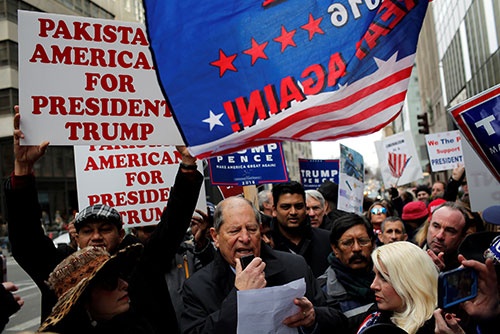 米ニューヨークでは、大統領令を支持する集会が開かれた（写真：ロイター/アフロ）