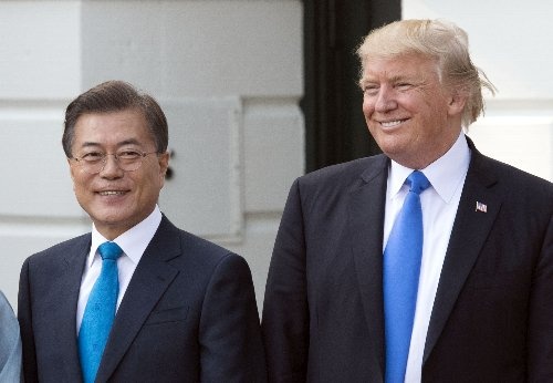 笑顔で写真に収まったものの…。韓国の文在寅大統領（左）と米国のトランプ大統領